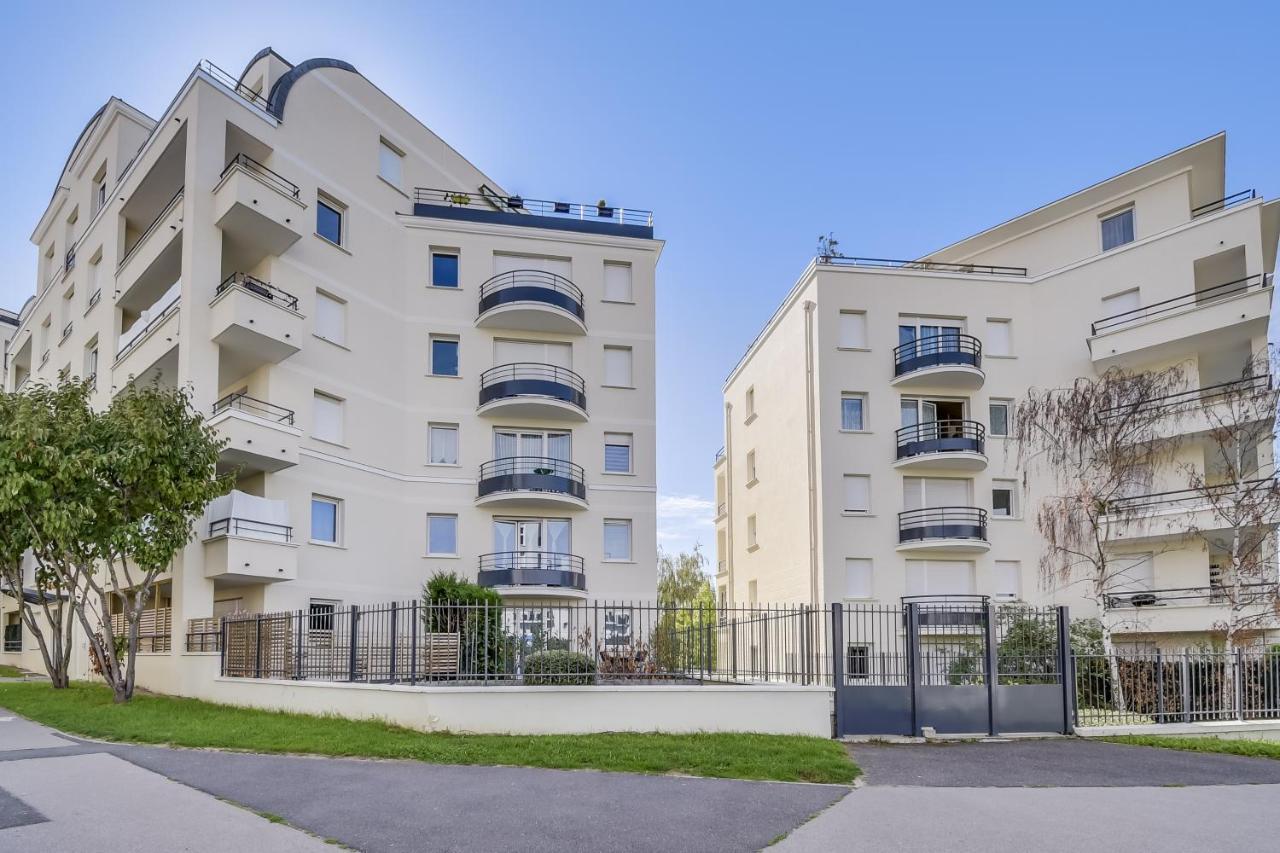 Chic Apart With Parking And Balcony Leilighet Cergy Eksteriør bilde